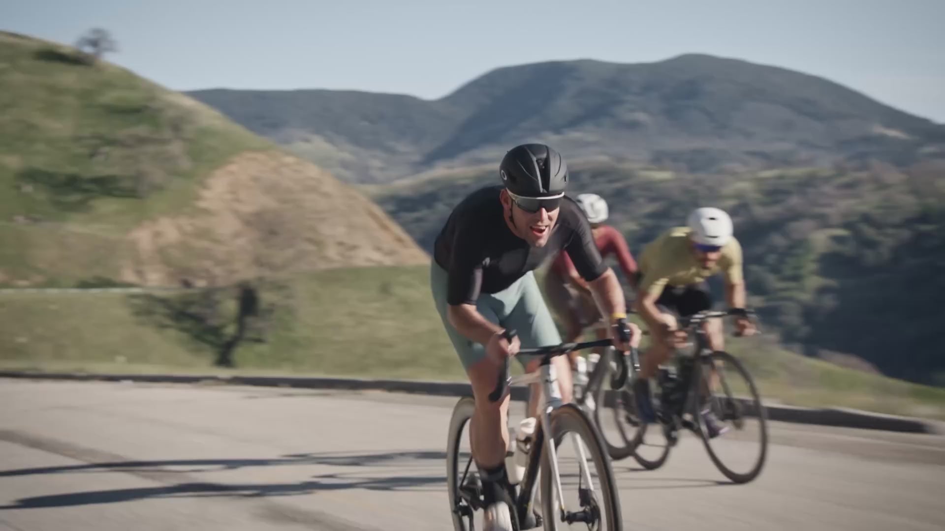 Carica il video: &lt;p&gt;Scopri le innovazioni nel mondo degli occhiali, che cambiano il tuo modo di vedere e connetterti con ciò che ti circonda.&lt;/p&gt;&lt;h4&gt;Gli AI glasses fondono design e funzionalità, per farti restare in contatto e vivere il momento con stile.&lt;/h4&gt;&lt;p&gt;Resta in contatto ancora più facilmente. Gli altoparlanti open-ear che non bloccano l&#39;audio ambientale ti consentono di rispondere alle chiamate senza farle sentire agli altri e di inviare e ricevere messaggi con varie app, il tutto senza usare le mani.&lt;/p&gt;